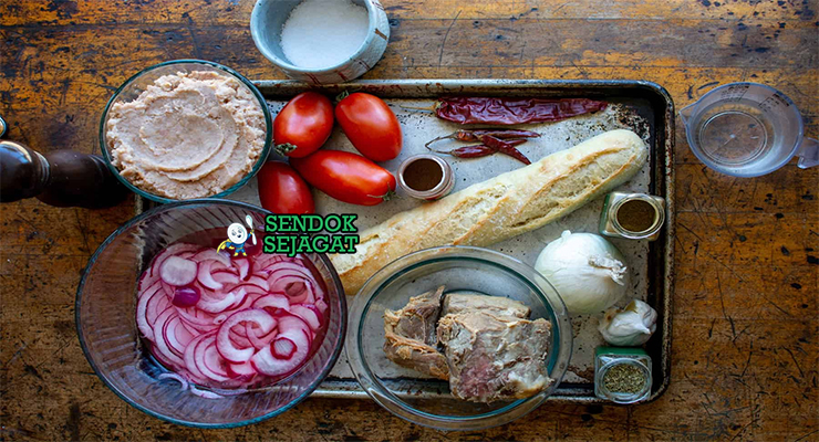 Bahan-bahan untuk Torta Ahogada, termasuk daging babi dan roti birote