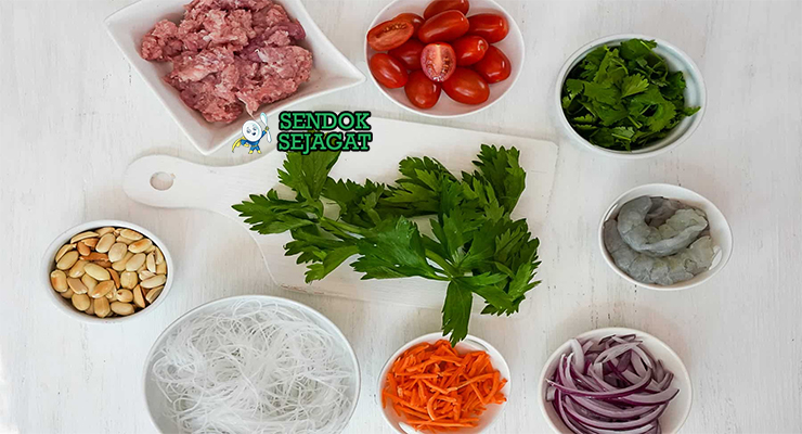 Bahan-bahan untuk Yam Woon Sen, termasuk soun dan udang