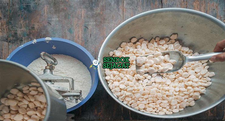 Bahan-bahan untuk Humitas, termasuk jagung segar dan daun jagung