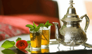 Moroccan Mint Tea teh hijau mint gula busa di gelas kecil