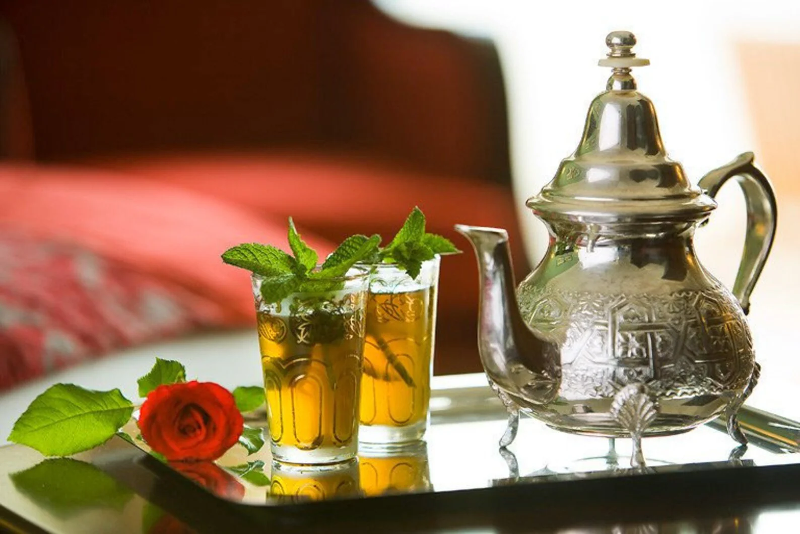 Moroccan Mint Tea teh hijau mint gula busa di gelas kecil