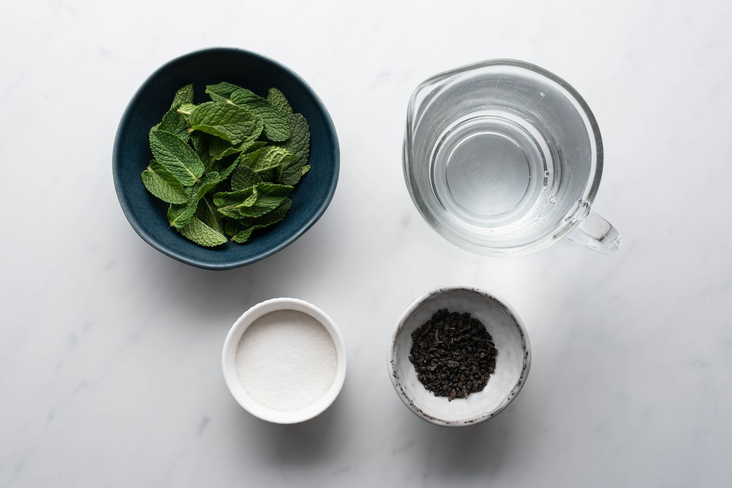 Bahan-bahan untuk Moroccan Mint Tea, termasuk daun mint dan teh gunpowder
