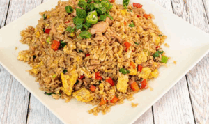 Arroz Chaufa Harum Khas Peru Arroz Chaufa dengan nasi goreng ayam dan salsa criolla di piring saji