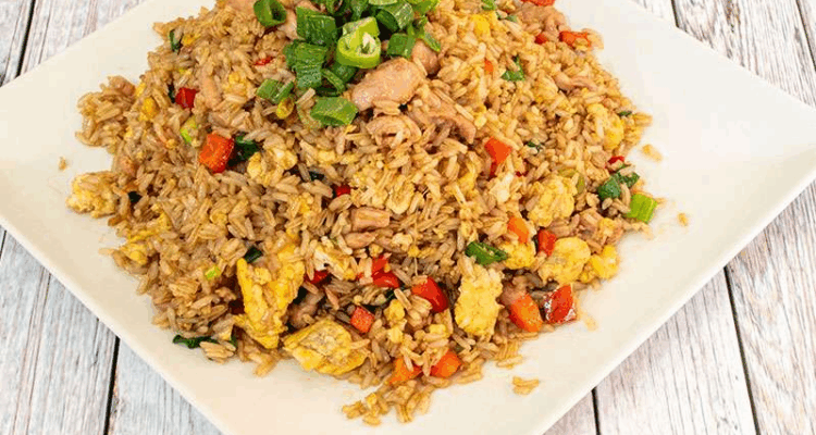 Arroz Chaufa dengan nasi goreng ayam dan salsa criolla di piring saji