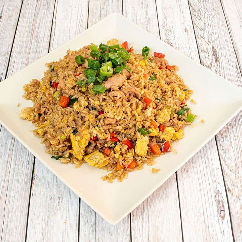Arroz Chaufa Harum Khas Peru Arroz Chaufa dengan nasi goreng ayam dan salsa criolla di piring saji