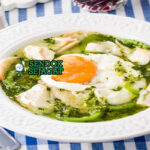 Açorda dengan sup roti, telur, dan cilantro di mangkuk saji