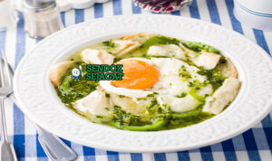 Açorda Gurih Khas Portugal Açorda dengan sup roti, telur, dan cilantro di mangkuk saji