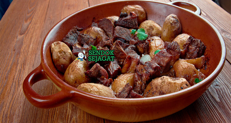 Afelia dengan daging babi anggur dan bulgur di piring saji