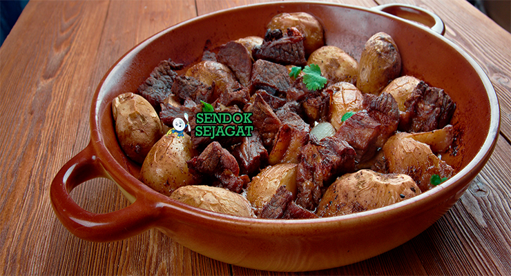 Afelia Daging Babi Anggur Khas Siprus Afelia dengan daging babi anggur dan bulgur di piring saji