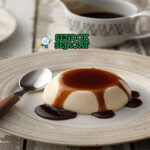 Amarula Panna Cotta krim liqueur dengan buah segar di gelas dessert