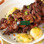 Anticuchos dengan sate daging dan saus aji panca di piring saji