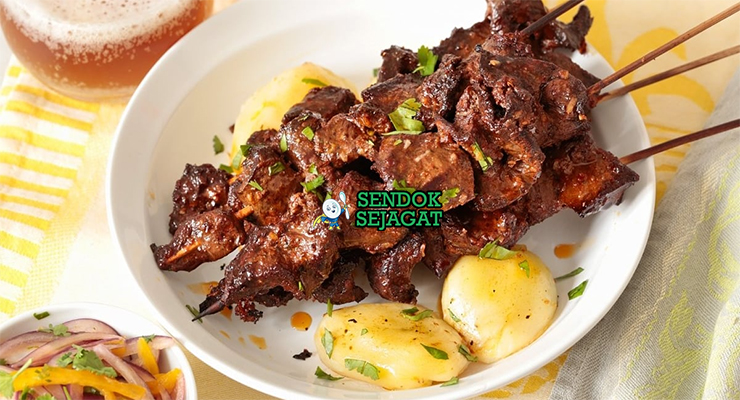 Anticuchos Pedas Khas Peru Anticuchos dengan sate daging dan saus aji panca di piring saji