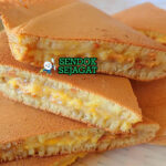 Apam Balik pancake kacang manis dilipat di piring saji