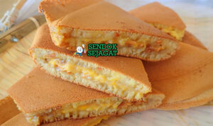 Apam Balik Pancake Kacang Manis Khas Malaysia Apam Balik pancake kacang manis dilipat di piring saji