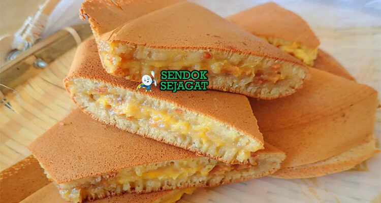 Apam Balik pancake kacang manis dilipat di piring saji