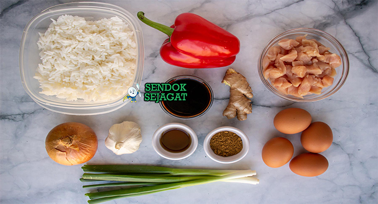 Bahan-bahan untuk Arroz Chaufa, termasuk nasi dan kecap
