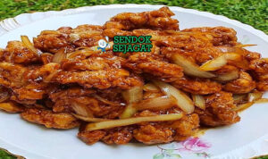 Ayam Goreng Mentega Gurih Manis Khas Jakarta Ayam Goreng Mentega crispy saus mentega kecap bawang di piring saji