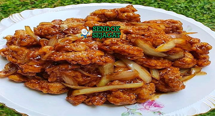 Ayam Goreng Mentega Gurih Manis Khas Jakarta Ayam Goreng Mentega crispy saus mentega kecap bawang di piring saji