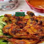 Ayam Percik dengan ayam panggang dan bumbu santan di piring saji