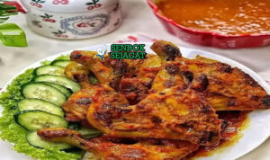 Ayam Percik Aromatik Khas Malaysia Ayam Percik dengan ayam panggang dan bumbu santan di piring saji