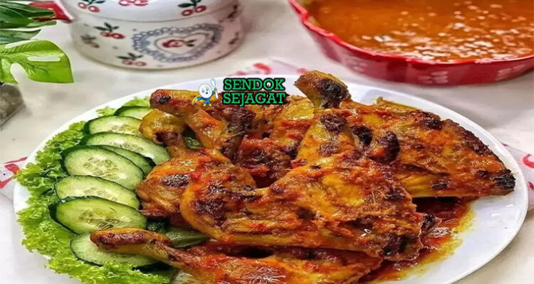 Ayam Percik dengan ayam panggang dan bumbu santan di piring saji