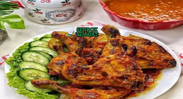 Ayam Percik Aromatik Khas Malaysia Ayam Percik dengan ayam panggang dan bumbu santan di piring saji