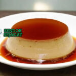 Bánh Flan puding karamel susu lembut di piring saji