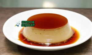 Bánh Flan puding karamel susu lembut di piring saji
