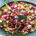 Beetroot Salad bit dadu feta walnut rocket balsamic di mangkuk saji