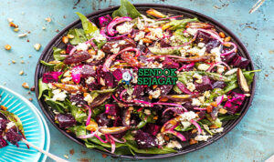 Beetroot Salad bit dadu feta walnut rocket balsamic di mangkuk saji