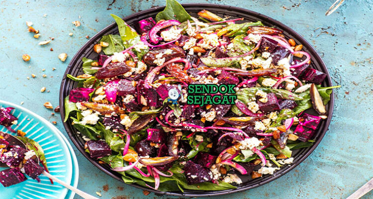 Beetroot Salad bit dadu feta walnut rocket balsamic di mangkuk saji
