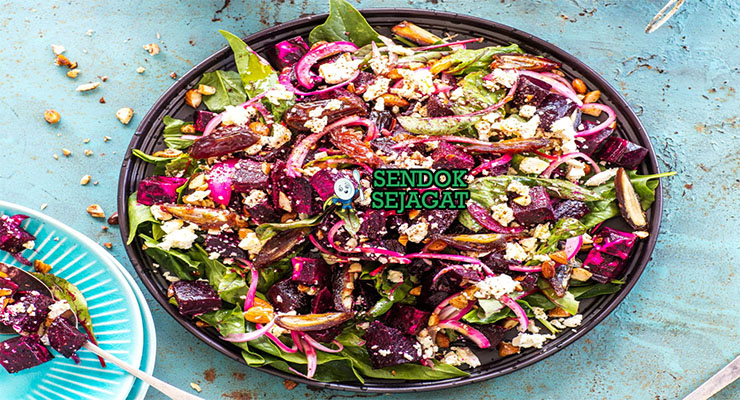 Beetroot Salad Earthy Fresh Khas Australia Beetroot Salad bit dadu feta walnut rocket balsamic di mangkuk saji