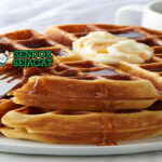 Belgian Waffles gula mutiara karamel gula bubuk buah di piring saji