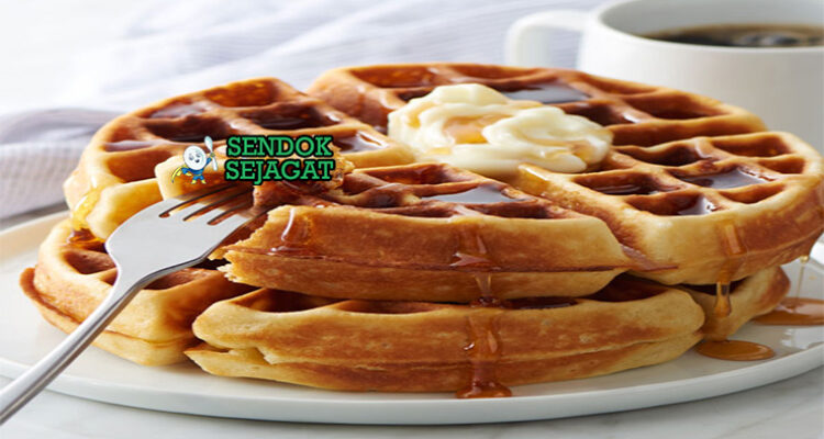 Belgian Waffles gula mutiara karamel gula bubuk buah di piring saji