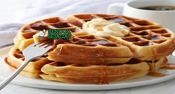 Belgian Waffles gula mutiara karamel gula bubuk buah di piring saji