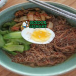 Korean Bibim Naengmyeon mie dingin saus gochujang telur timun lobak pear di mangkuk saji