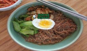 Korean Bibim Naengmyeon Pedas Segar Khas Korea Korean Bibim Naengmyeon mie dingin saus gochujang telur timun lobak pear di mangkuk saji