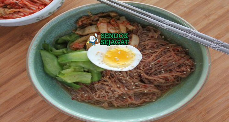 Korean Bibim Naengmyeon mie dingin saus gochujang telur timun lobak pear di mangkuk saji