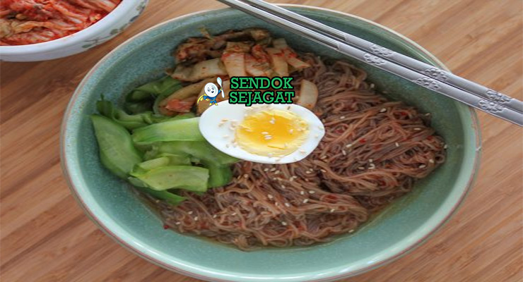Korean Bibim Naengmyeon Pedas Segar Khas Korea Korean Bibim Naengmyeon mie dingin saus gochujang telur timun lobak pear di mangkuk saji