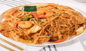 Bihun Goreng Gurih Manis Khas Indonesia Bihun Goreng bihun tumis udang wortel kol telur kecap daun bawang di piring saji