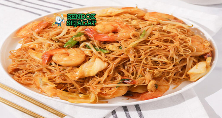 Bihun Goreng bihun tumis udang wortel kol telur kecap daun bawang di piring saji