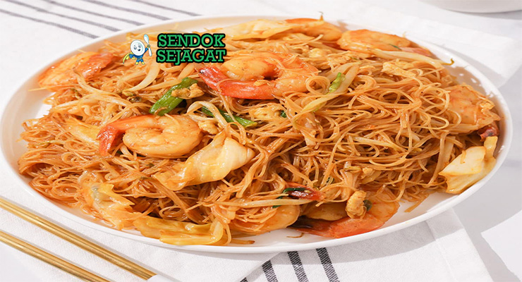 Bihun Goreng bihun tumis udang wortel kol telur kecap daun bawang di piring saji