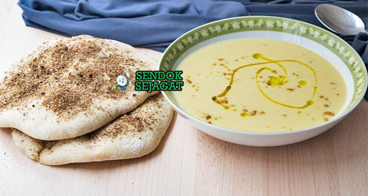 Bissara sup kacang fava kental dengan minyak zaitun di mangkuk saji