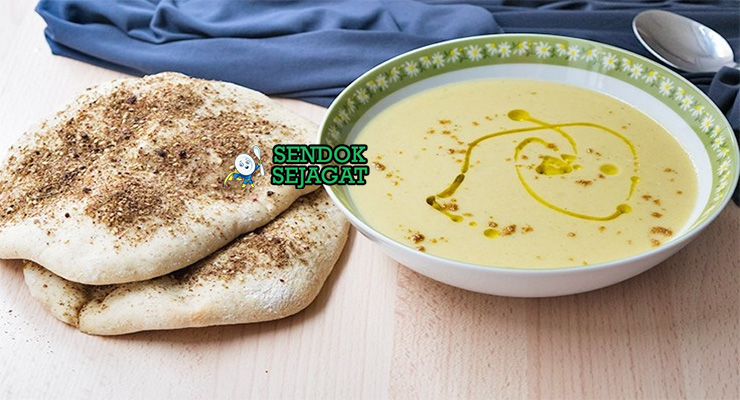 Bissara Sup Kacang Fava Khas Maroko Bissara sup kacang fava kental dengan minyak zaitun di mangkuk saji