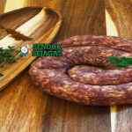 Boerewors sosis daging panggang dengan roti di piring saji