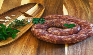 Boerewors Sosis Daging Rempah Khas Afrika Selatan Boerewors sosis daging panggang dengan roti di piring saji