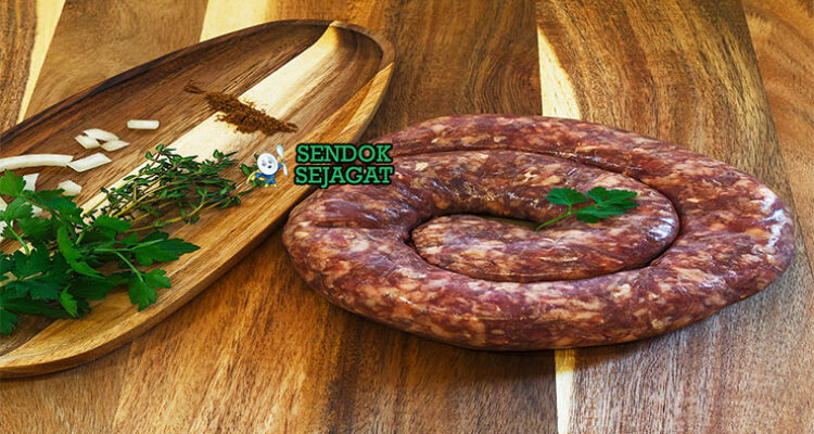 Boerewors sosis daging panggang dengan roti di piring saji