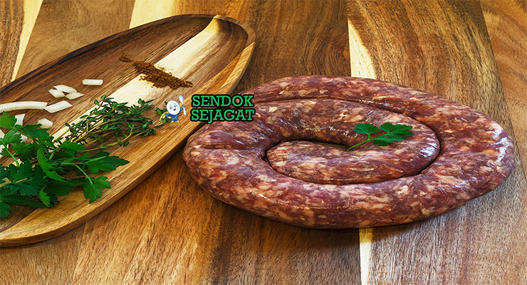 Boerewors Sosis Daging Rempah Khas Afrika Selatan Boerewors sosis daging panggang dengan roti di piring saji