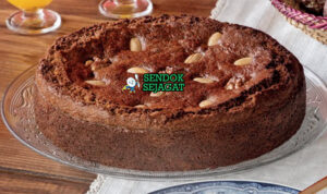 Bolo de Mel Lembut Khas Portugal Bolo de Mel dengan kue madu dan kenari di piring saji