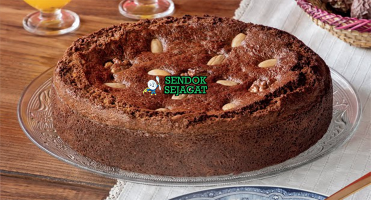Bolo de Mel Lembut Khas Portugal Bolo de Mel dengan kue madu dan kenari di piring saji